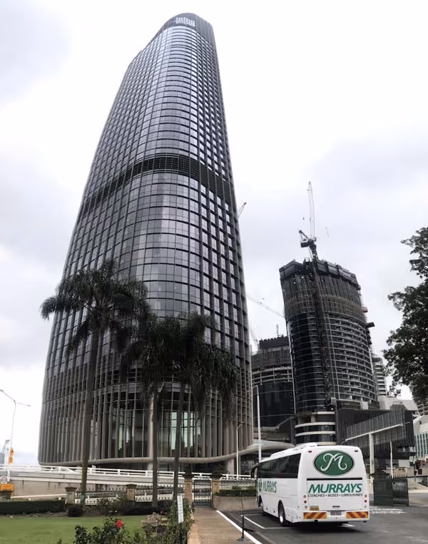 Image of a Murrays Coach in Brisbane city.